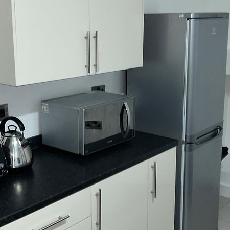 Lovely 1 Bed Apartment In Salford マンチェスター エクステリア 写真