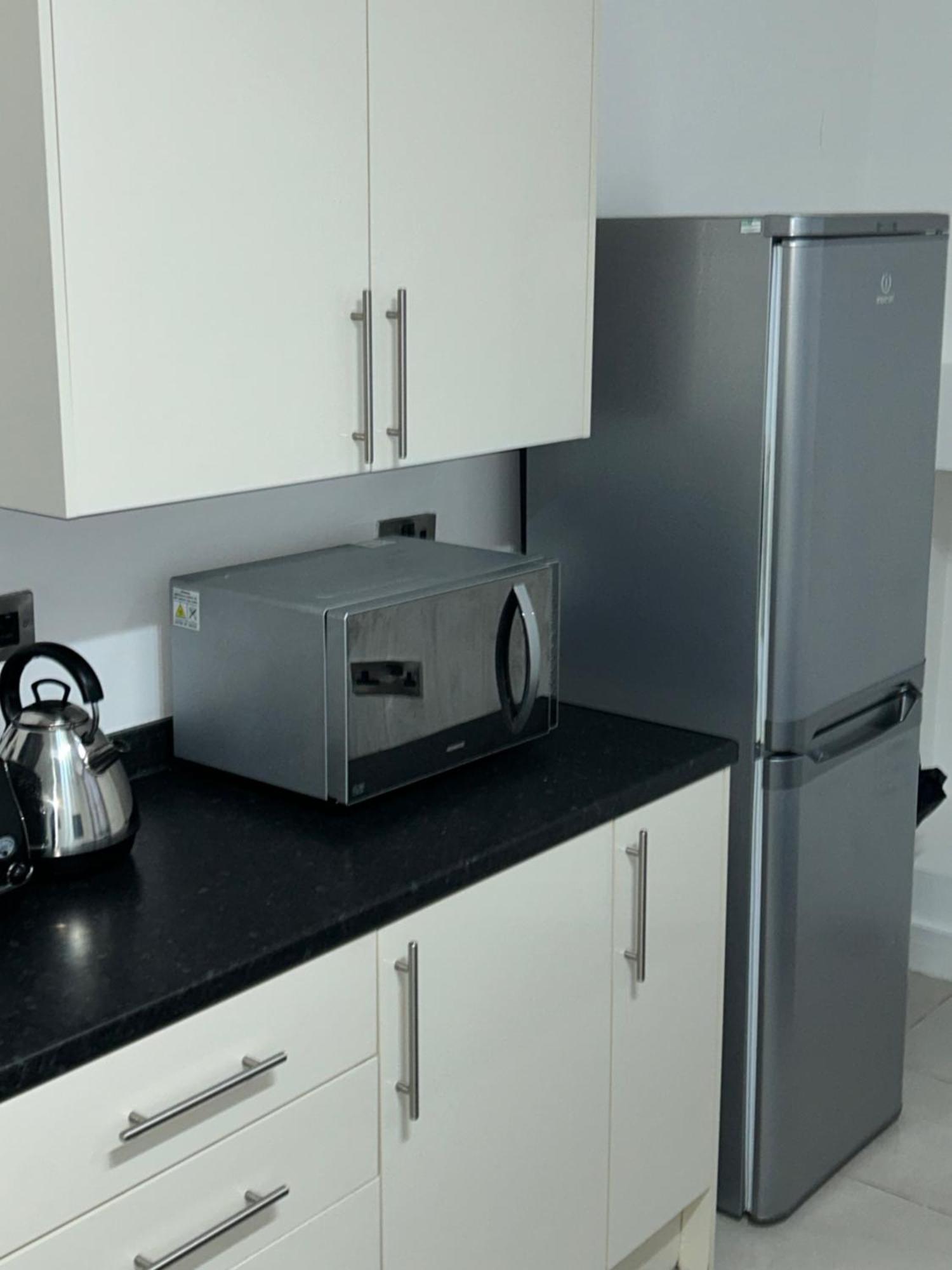 Lovely 1 Bed Apartment In Salford マンチェスター エクステリア 写真